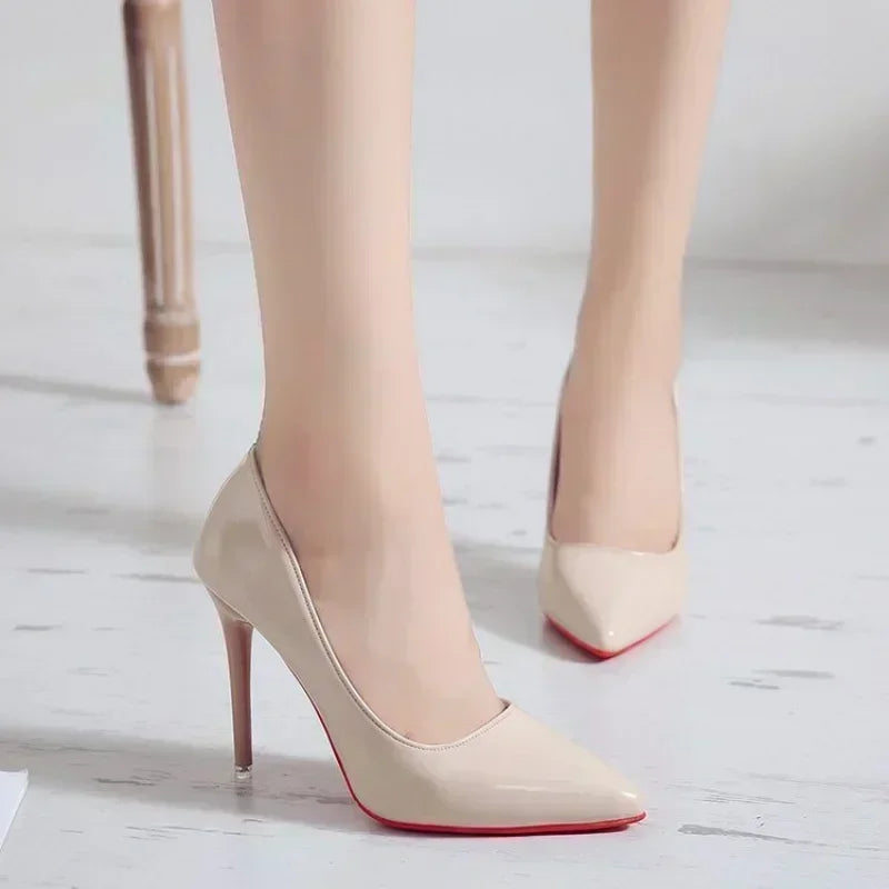 2025 Nouveaux talons hauts pour femmes Semelle rouge Bout pointu Talons aiguilles Style classique Dîner de mariage Couleurs complètes Chaussures à dessus peu profond