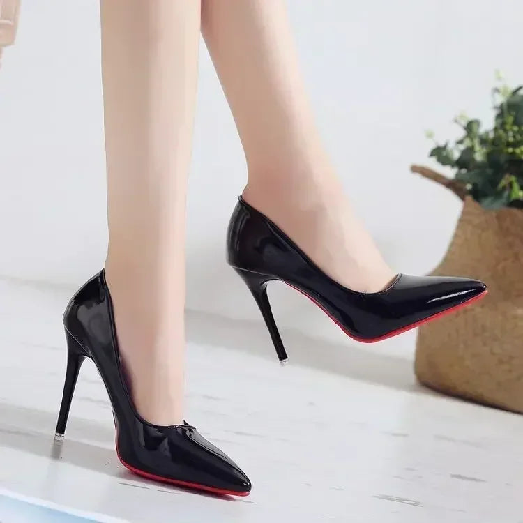 2025 Nouveaux talons hauts pour femmes Semelle rouge Bout pointu Talons aiguilles Style classique Dîner de mariage Couleurs complètes Chaussures à dessus peu profond