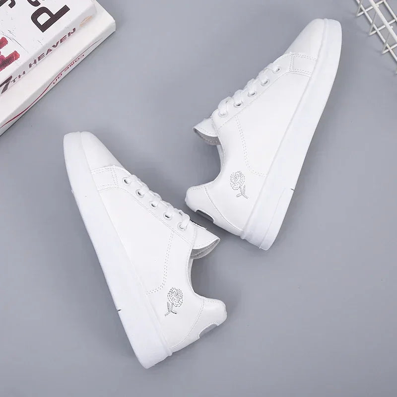 Baskets Blanches Brodées en Cuir PU pour Femme, Chaussures Décontractées, Respirantes, à Fleurs, à Lacets, Nouvelle Collection